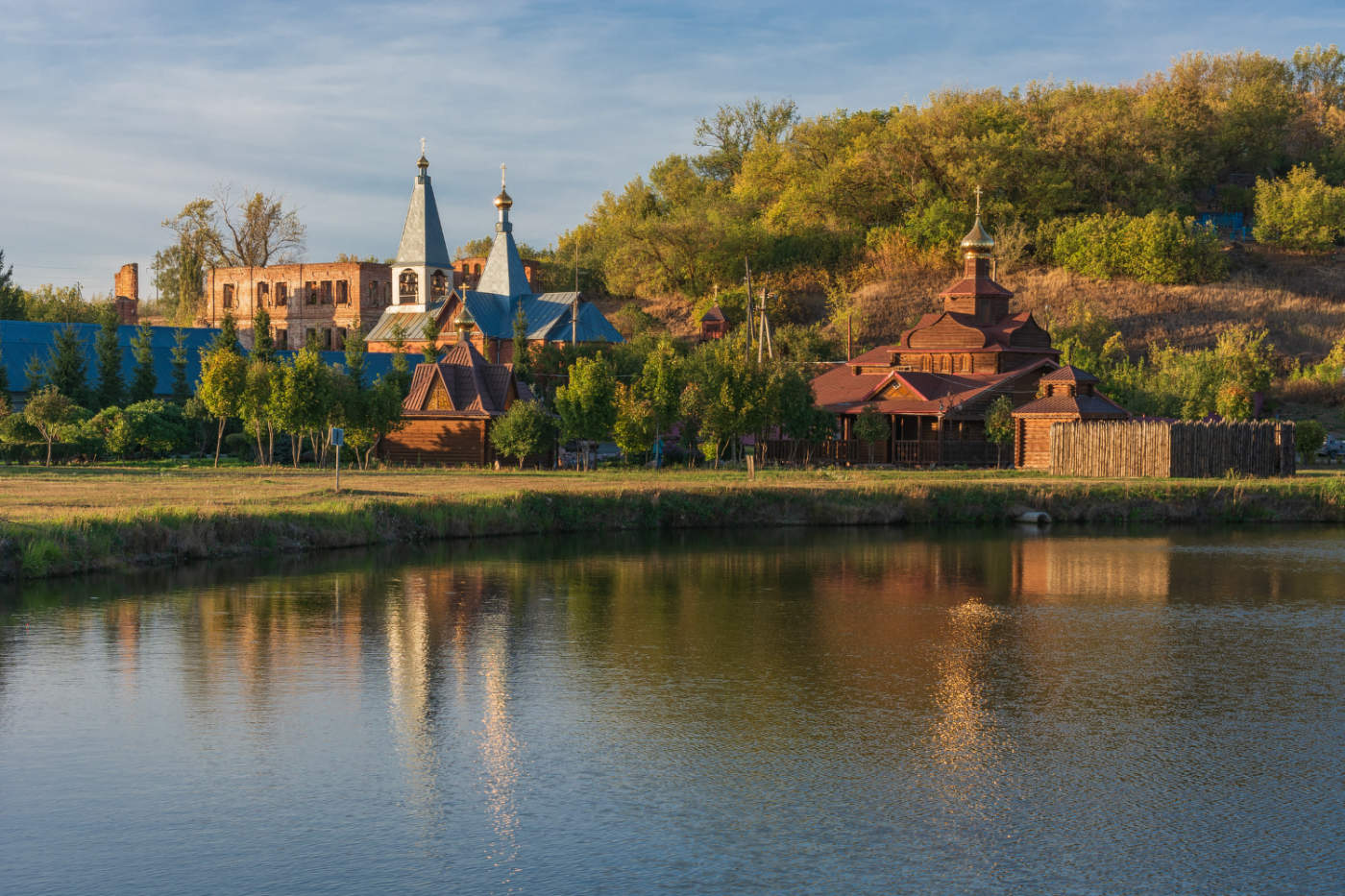 Храм отражает солнце в час заката....