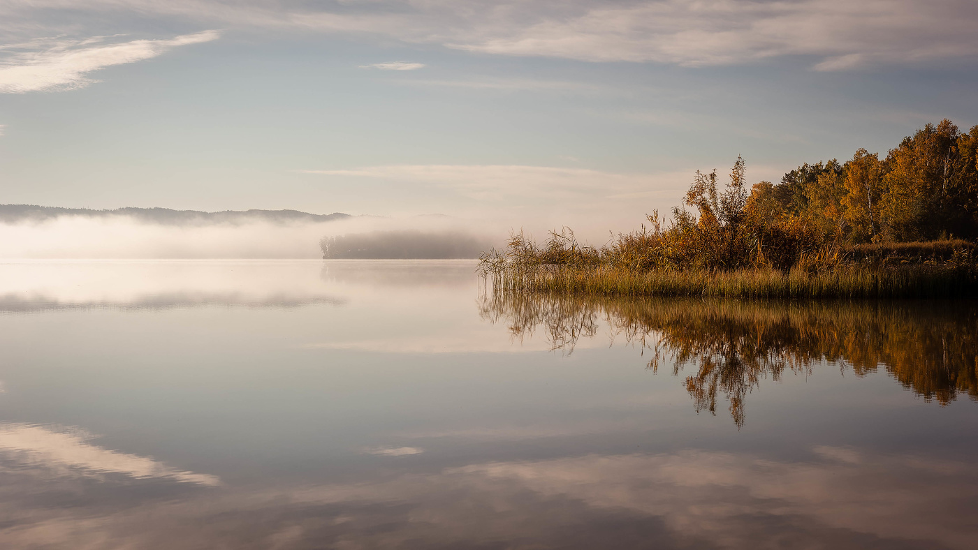 На заре над водной гладью царила тьма.