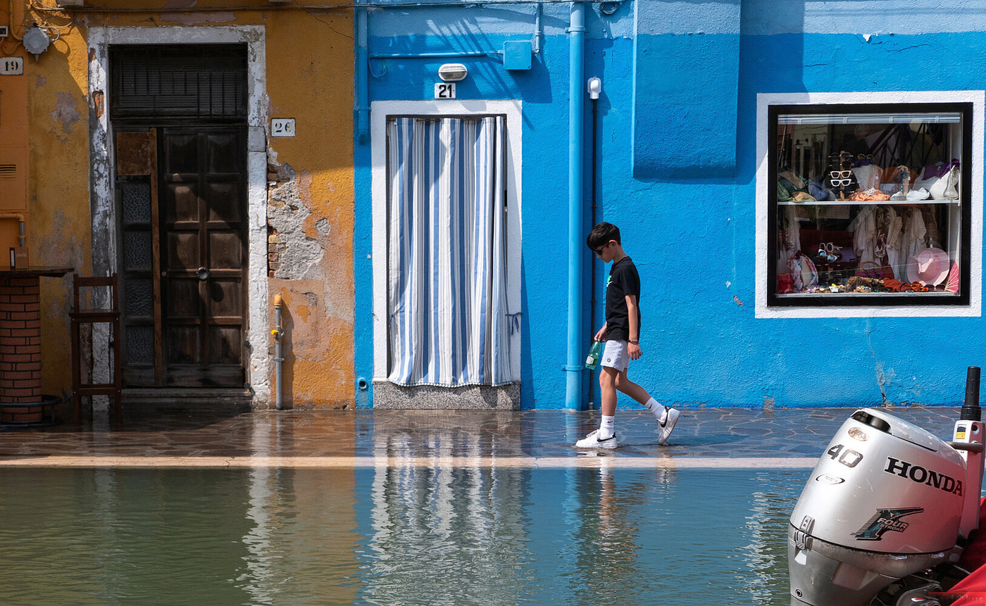 ... у двадцатого на краску денег нет