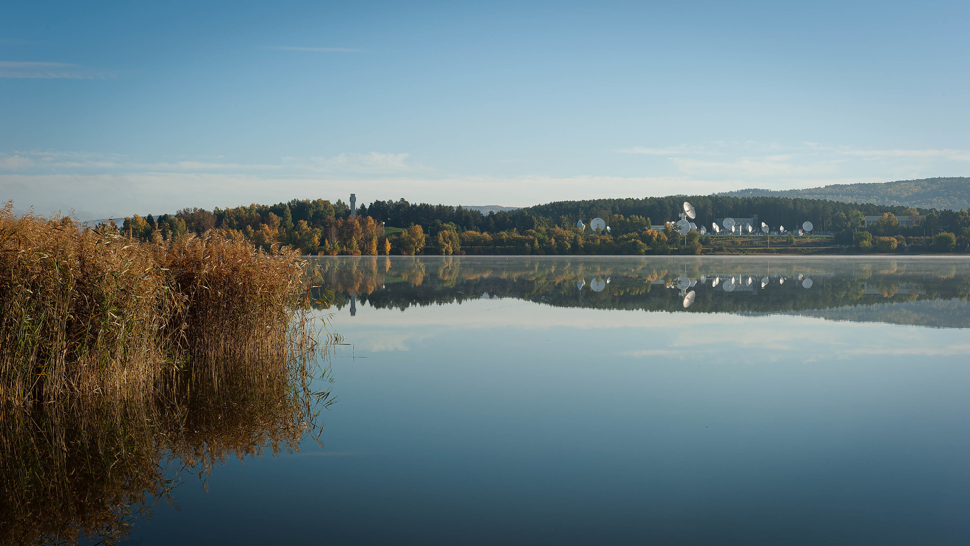 С первыми лучами солнца на озере воцаряется умиротворение и гармония.