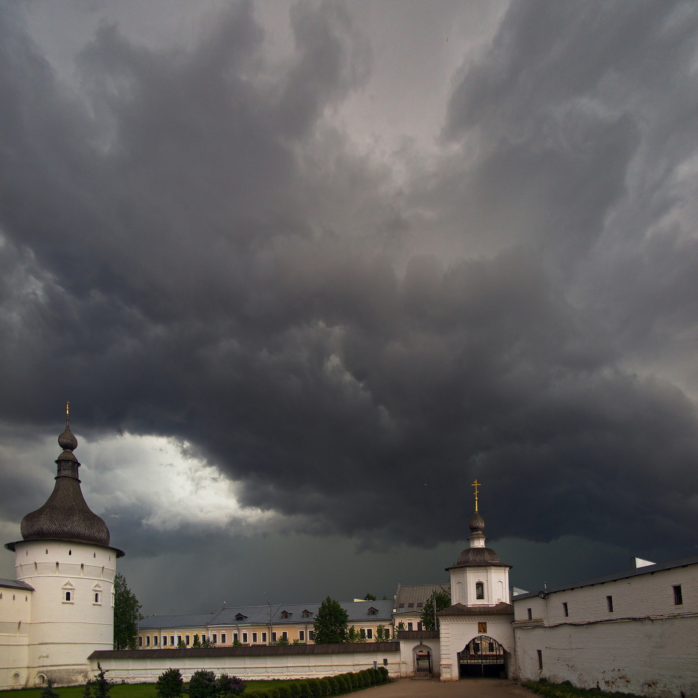 Тучи над Ростовским Кремлём