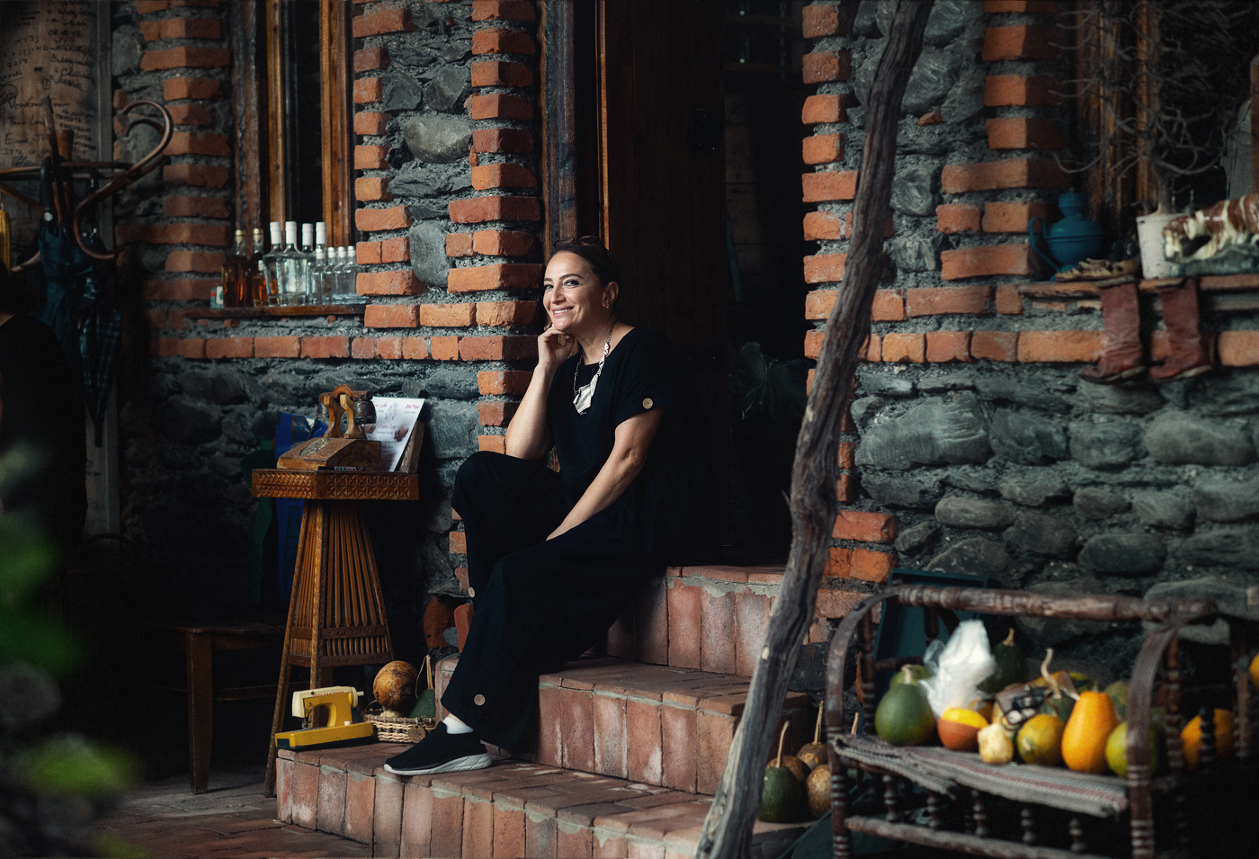 Красавица Нино на ступеньках марани...