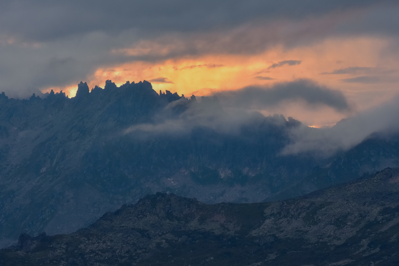 Огненный закат в горах