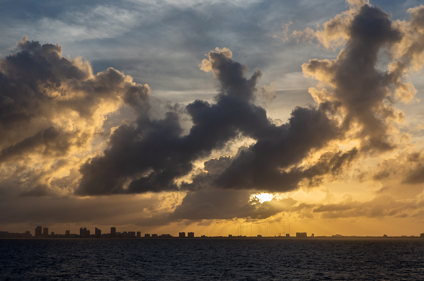 А над городом плывут облака...