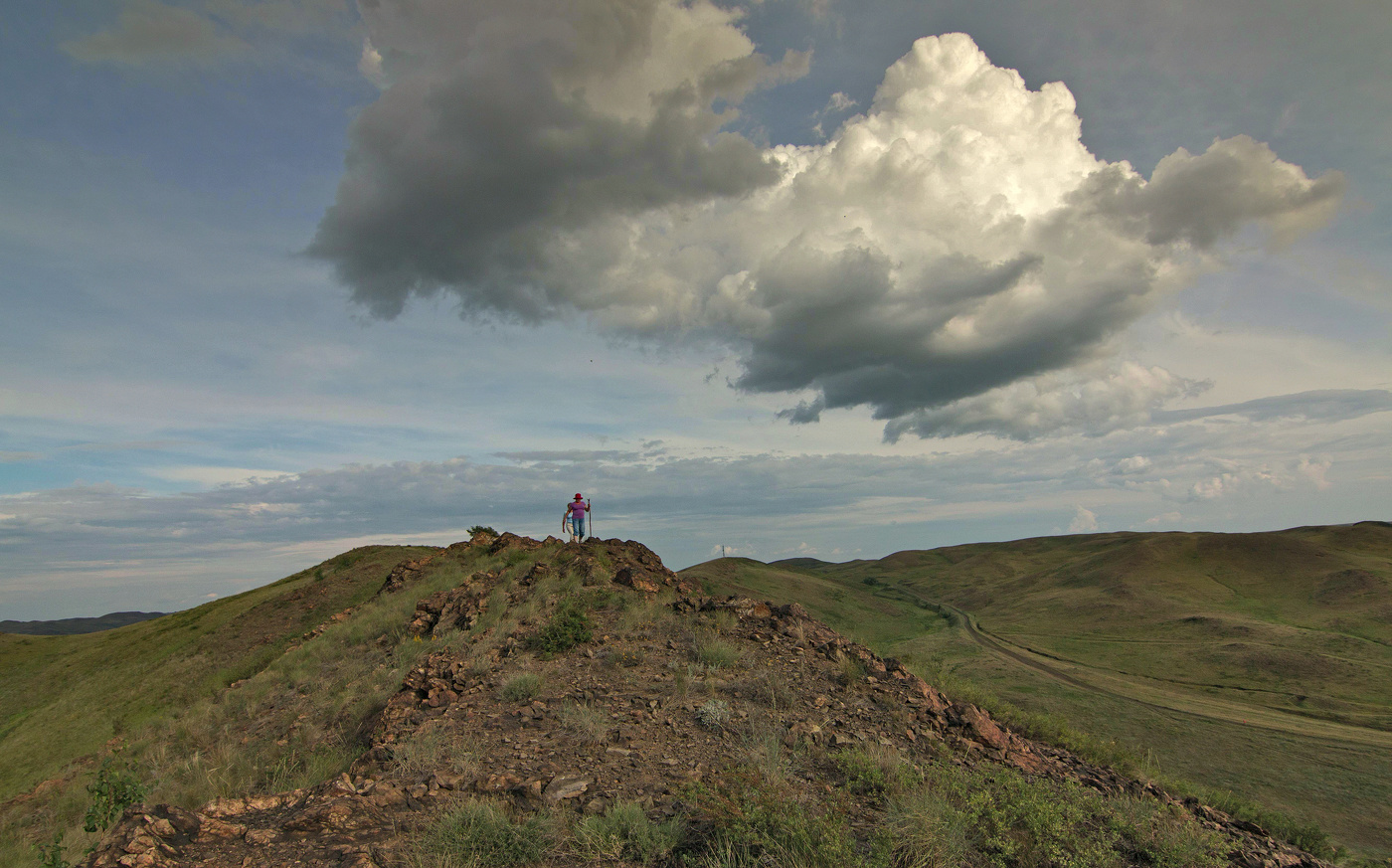 Холмы и человек.