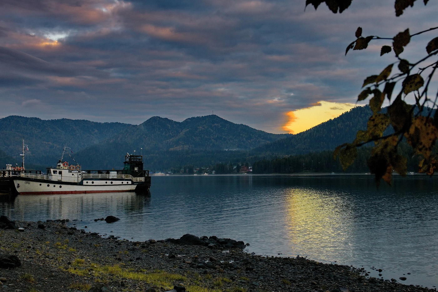 На рассвете.