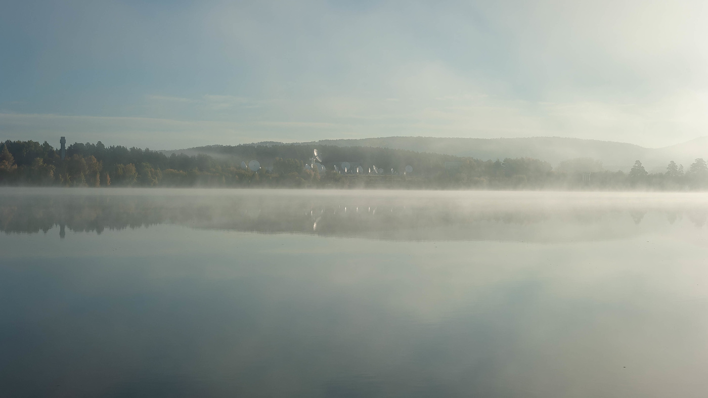 Раннее утро, над озером стелется туман.