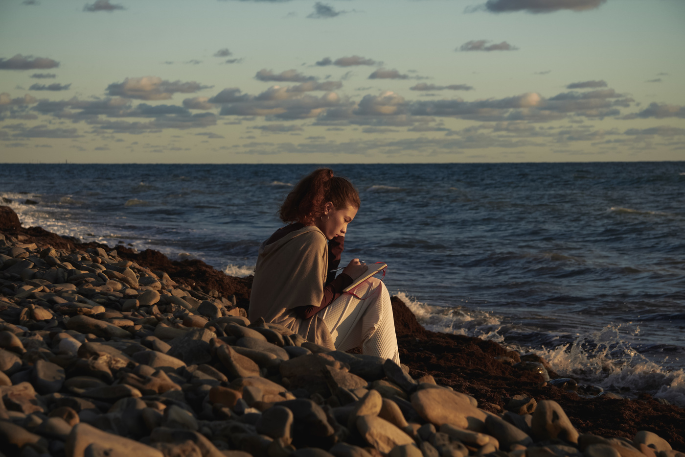 На берегу у моря