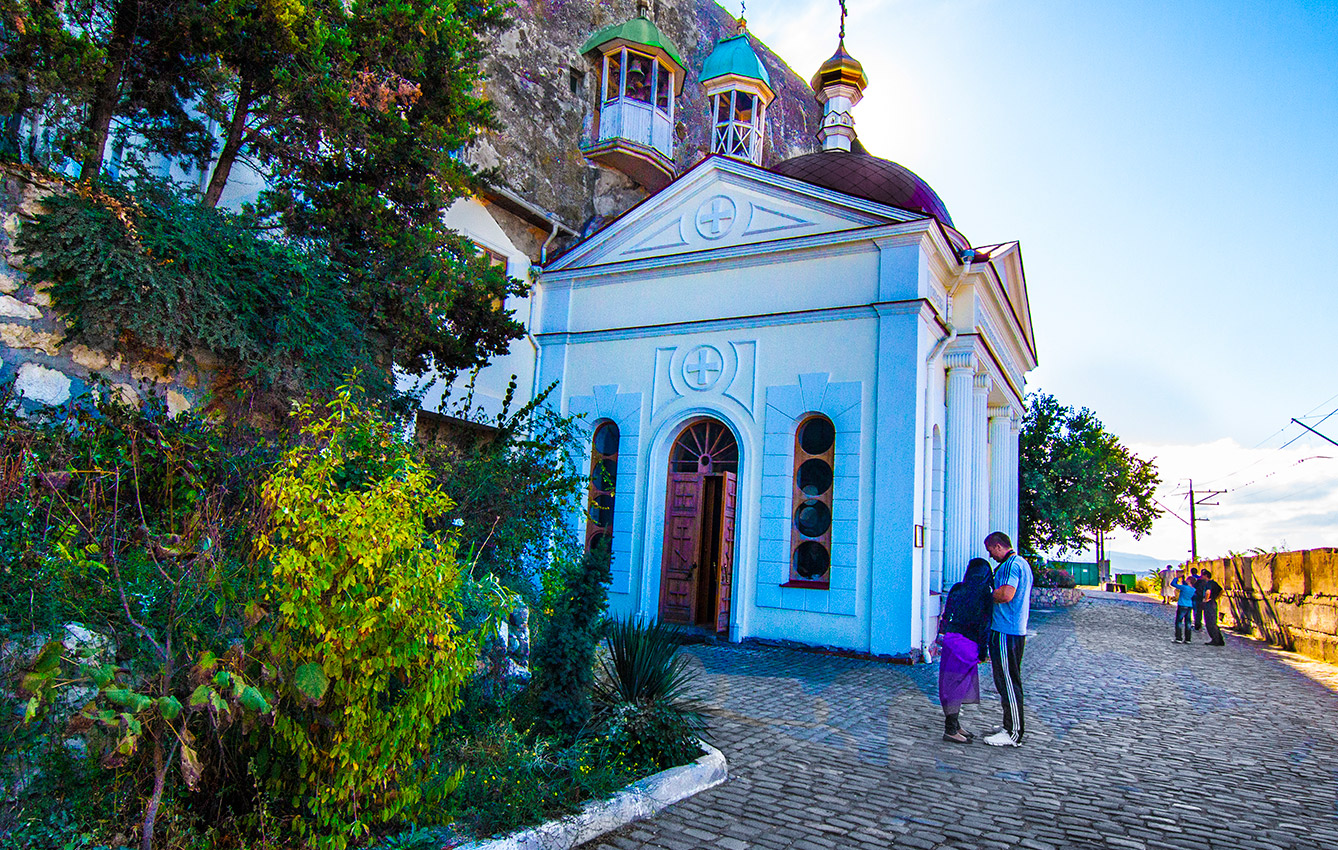 Храм в скале