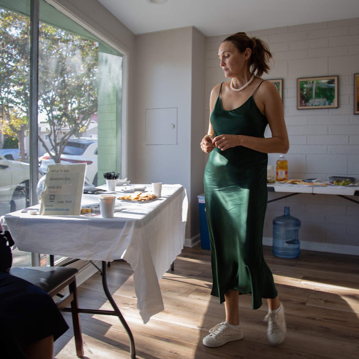 Женщина у окна