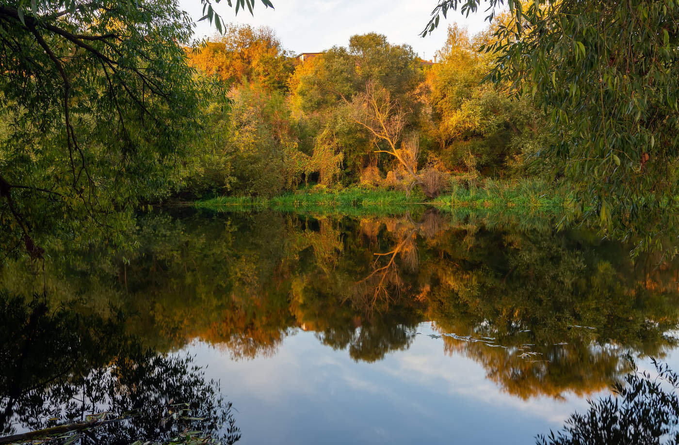 под огородами