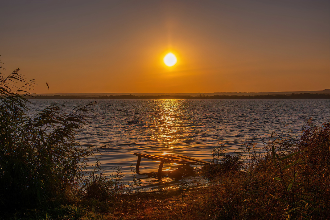 Солнце садится устало.