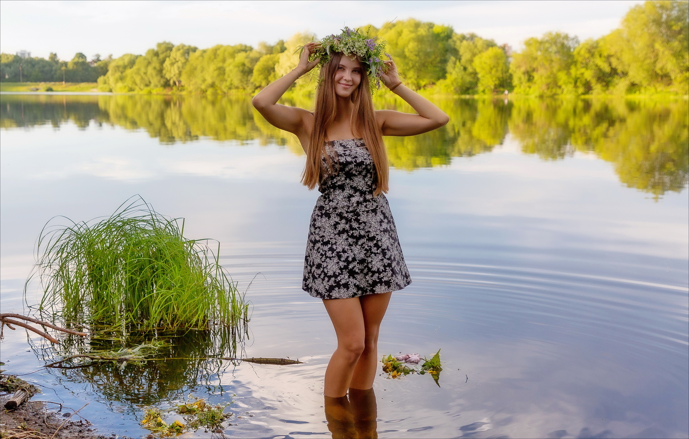 ПЛЕТУТ КРАСАВИЦЫ ВЕНКИ