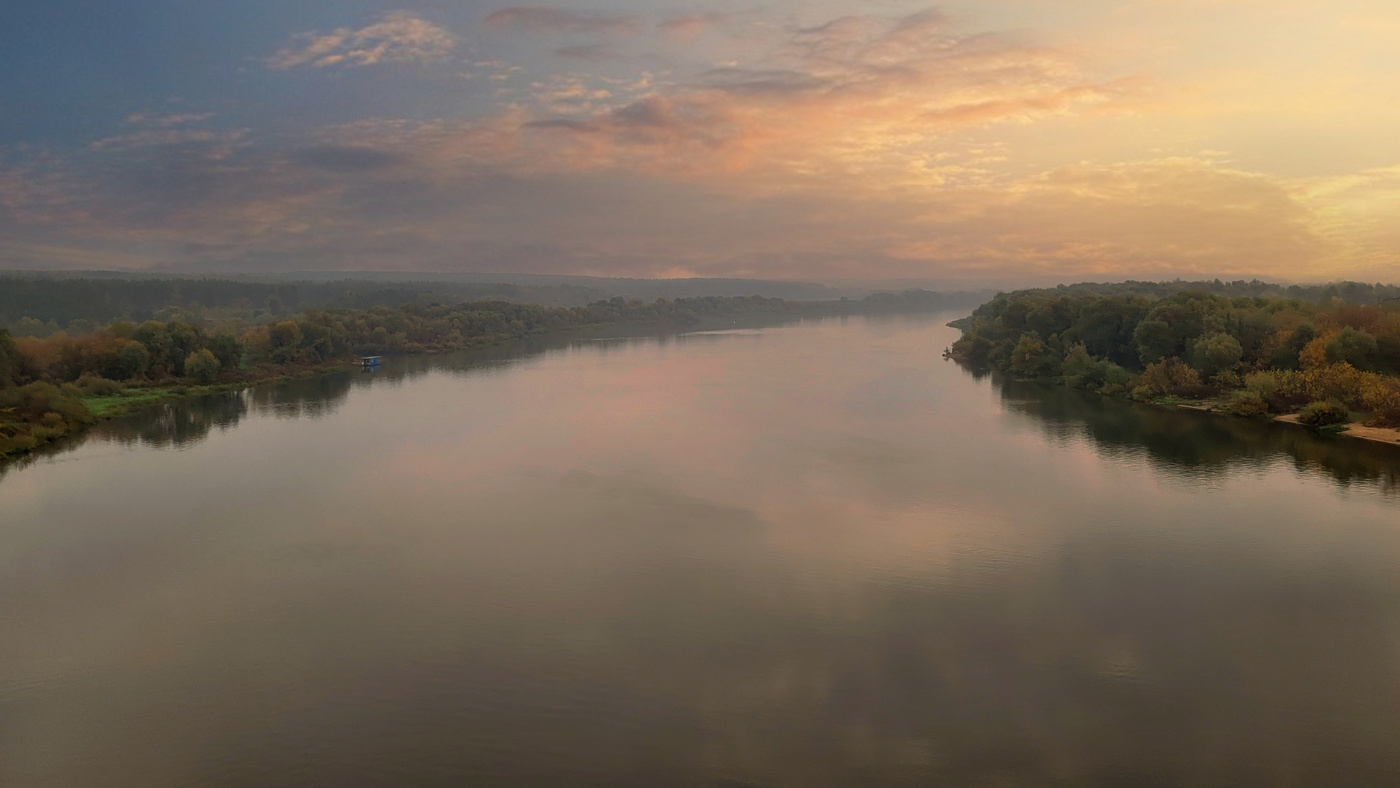 Тишина и покой на туманной заре.