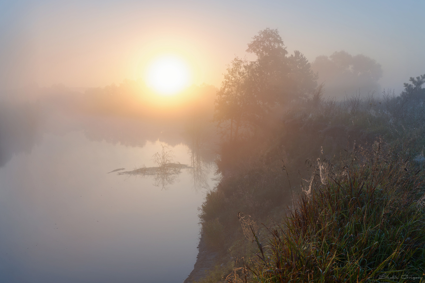 Рассвет над рекой