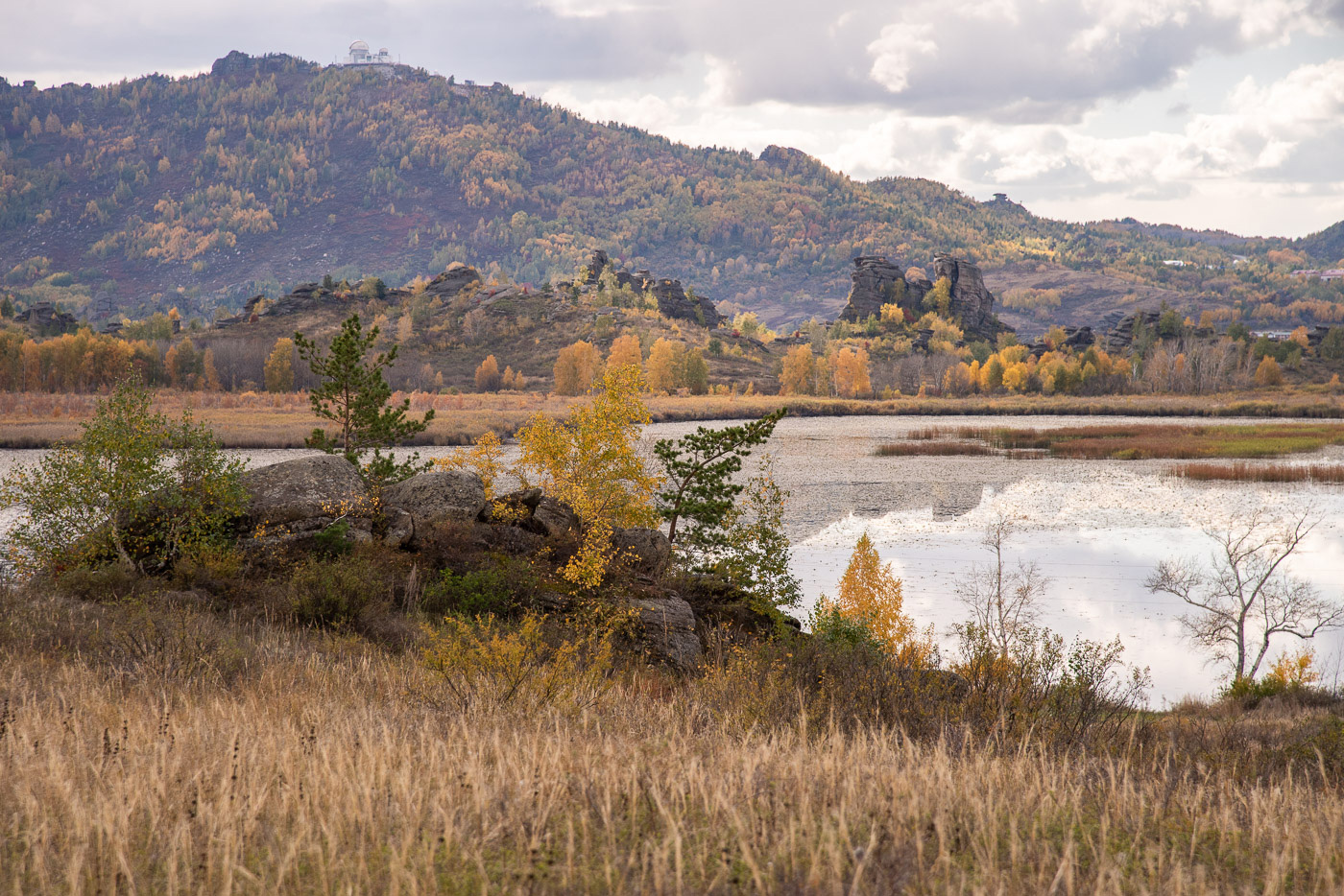 Есть в осени первоначальной Короткая, но дивная пора...