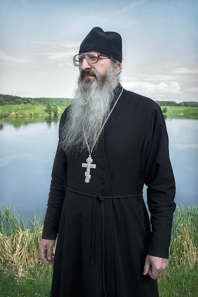 Чёрная ряса.