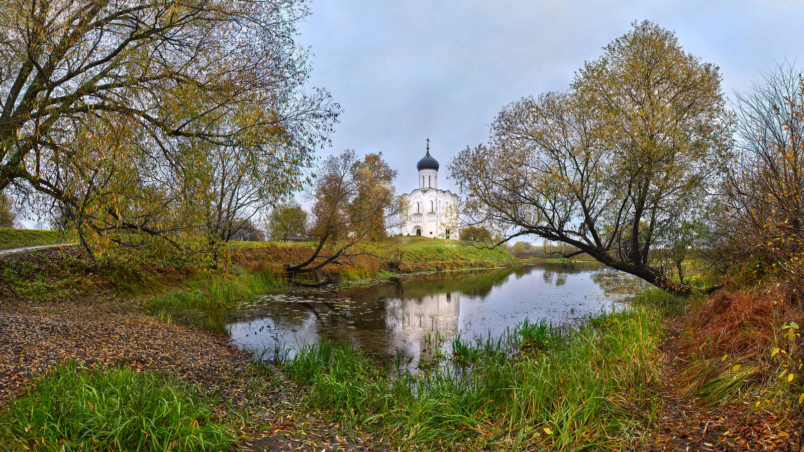 Церковь Покрова на Нерли в пасмурную погоду 9 октября 2024 года от рождества Христова...