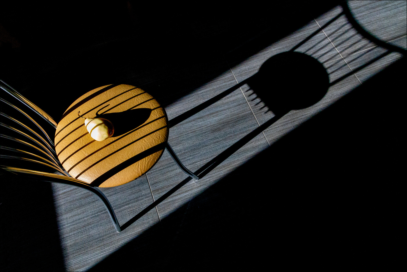 Натюрморт со стулом.