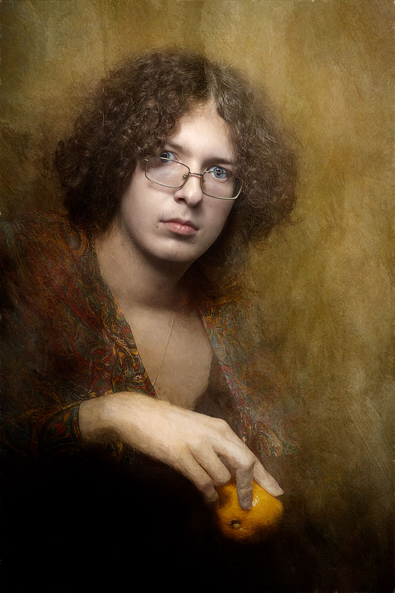 юноша с мандарином