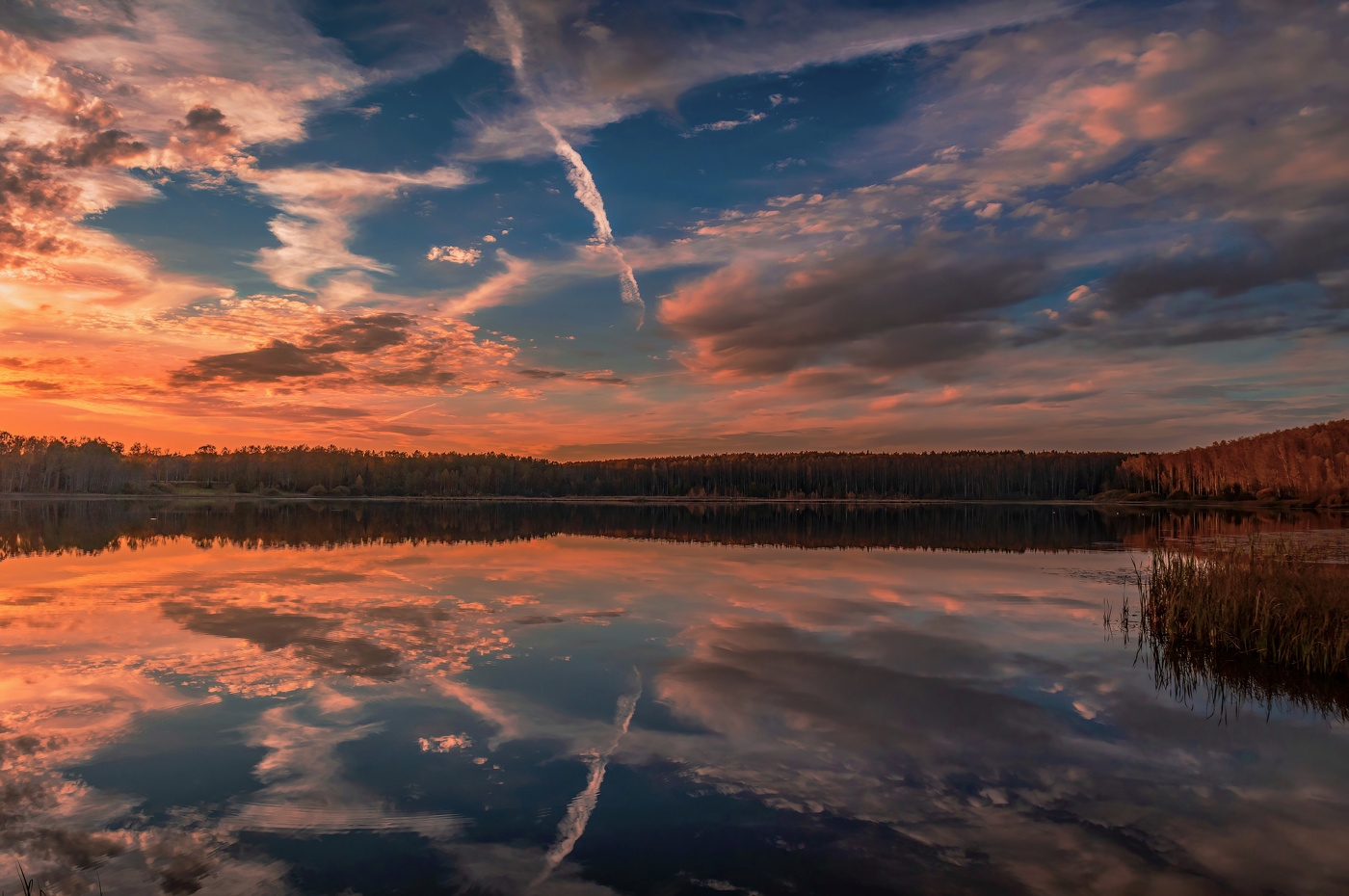 Вечер осенний на озере.