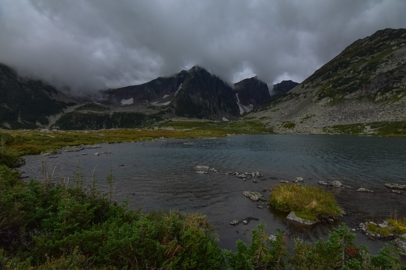 Пасмурный день в горном озере