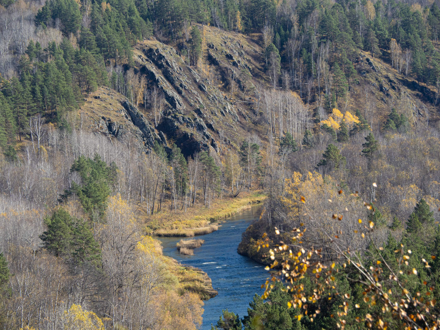 Скалы у реки