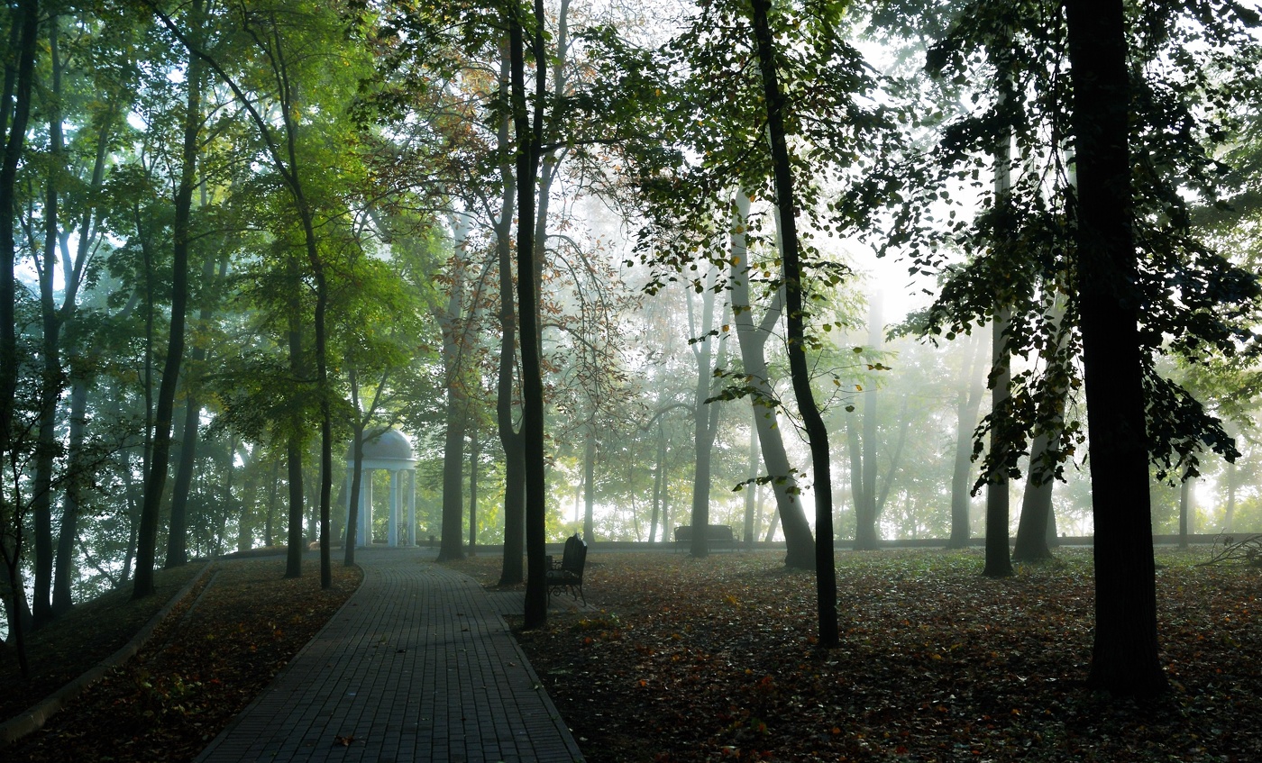 Беседка в парке.