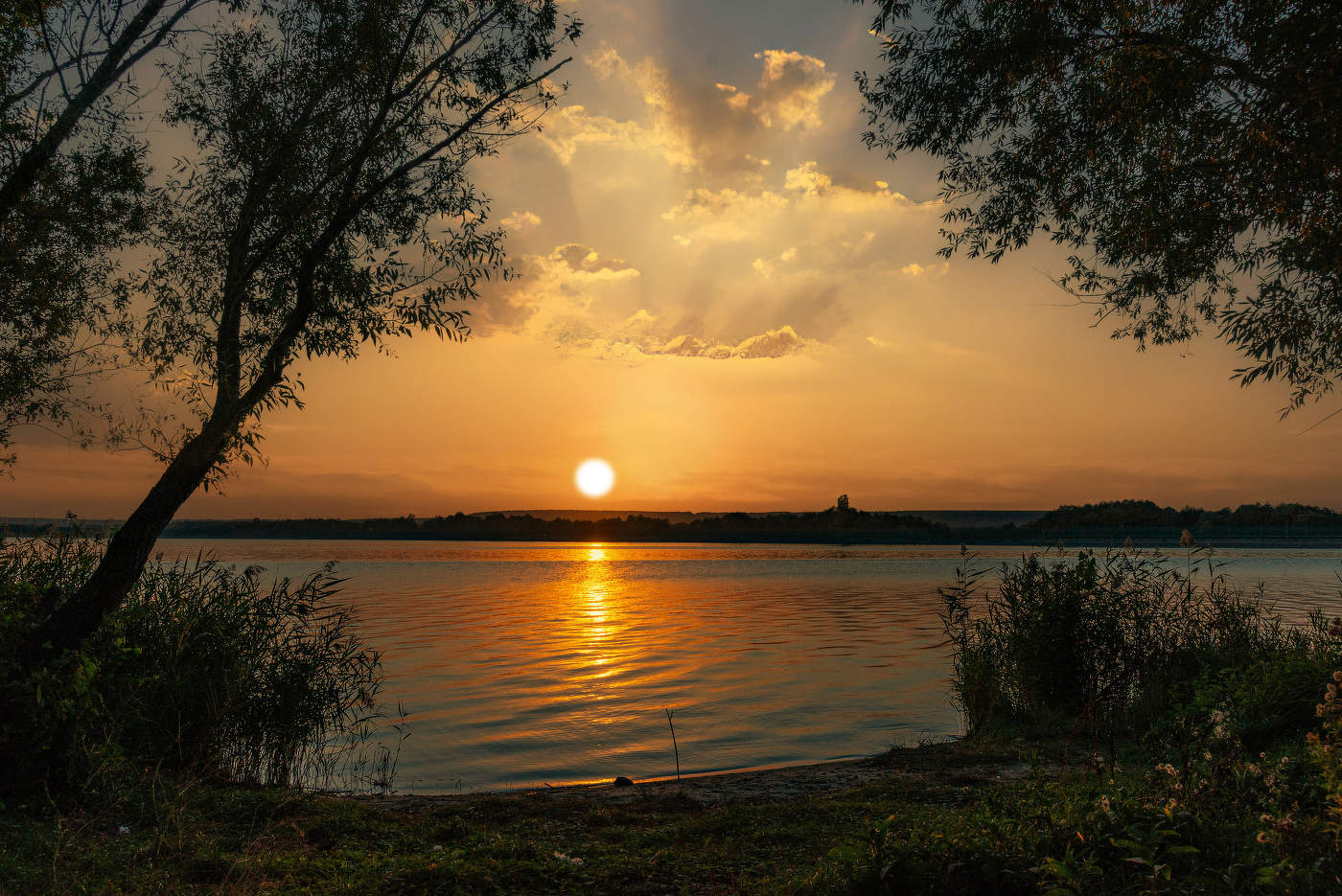 Уходит день.