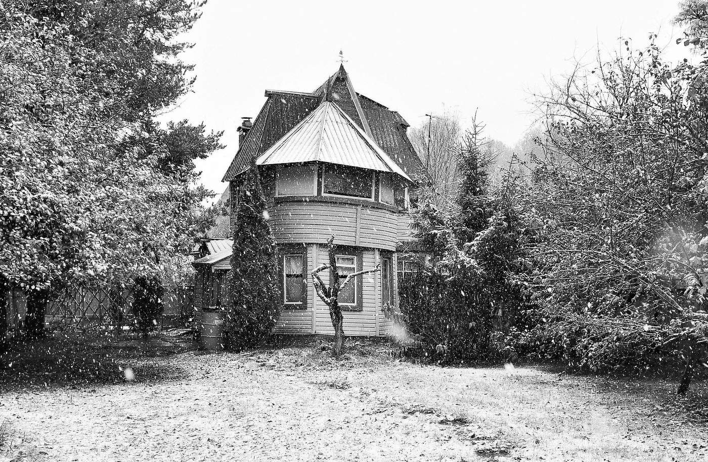 "Что такое?.. Утром рано - посмотрела я в окно ..."