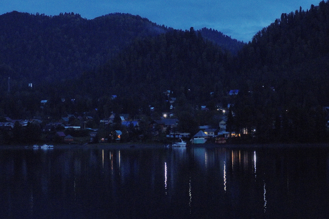 На рассвете.