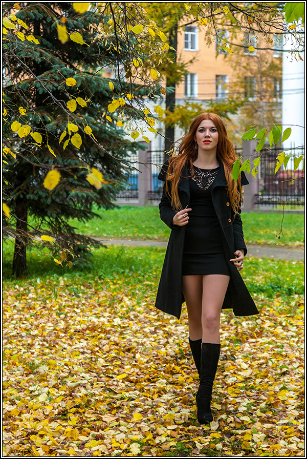 Шагает осень по бульвару.