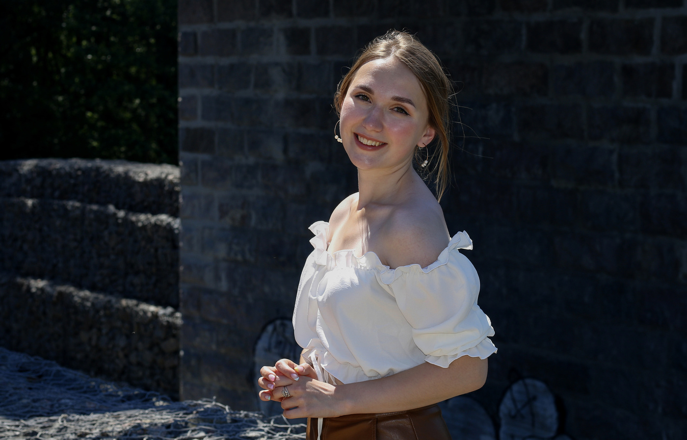 Юля. У стен родового замка.