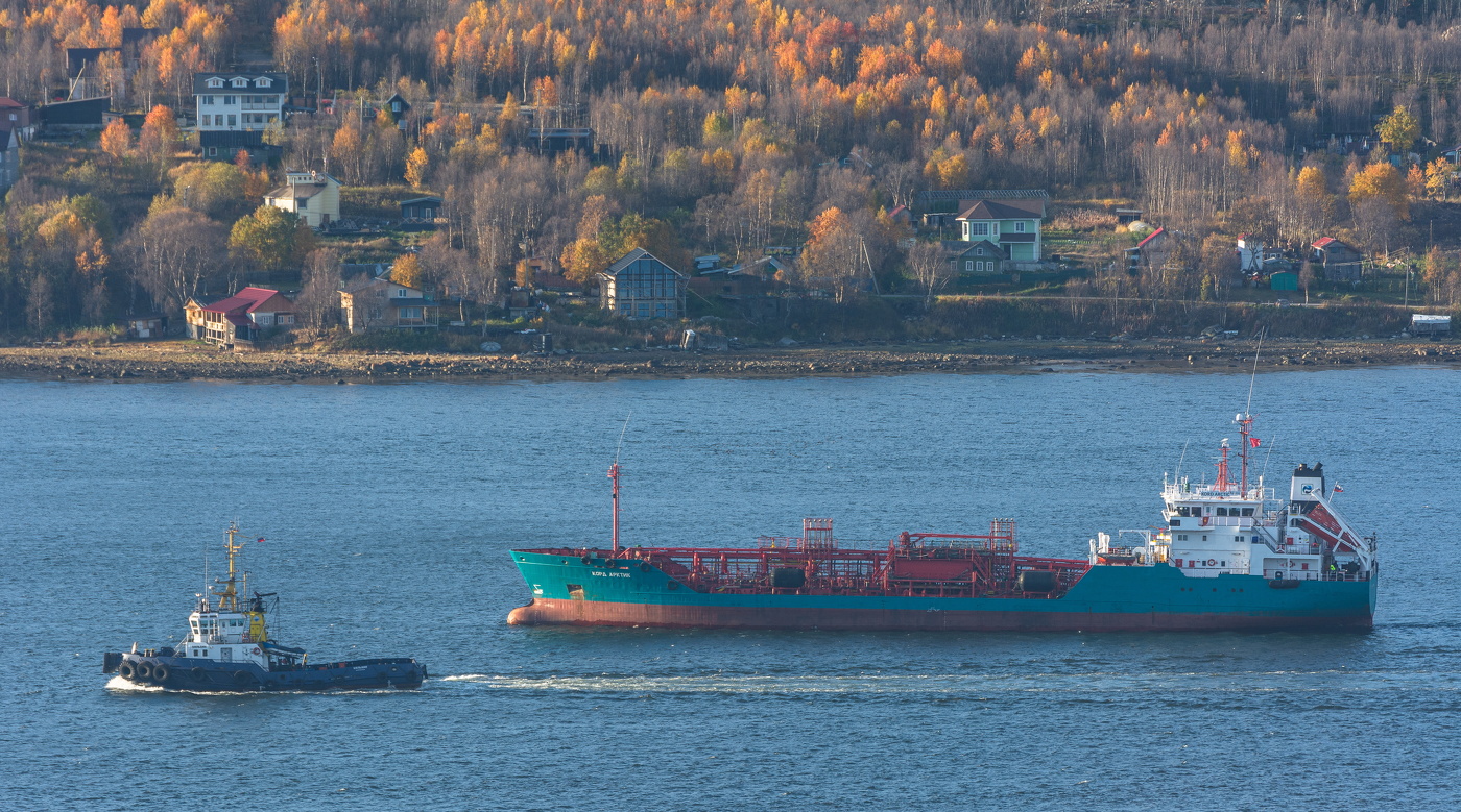 буксир и танкер