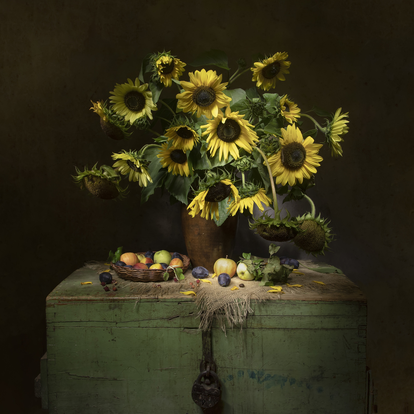 На старом сундуке...