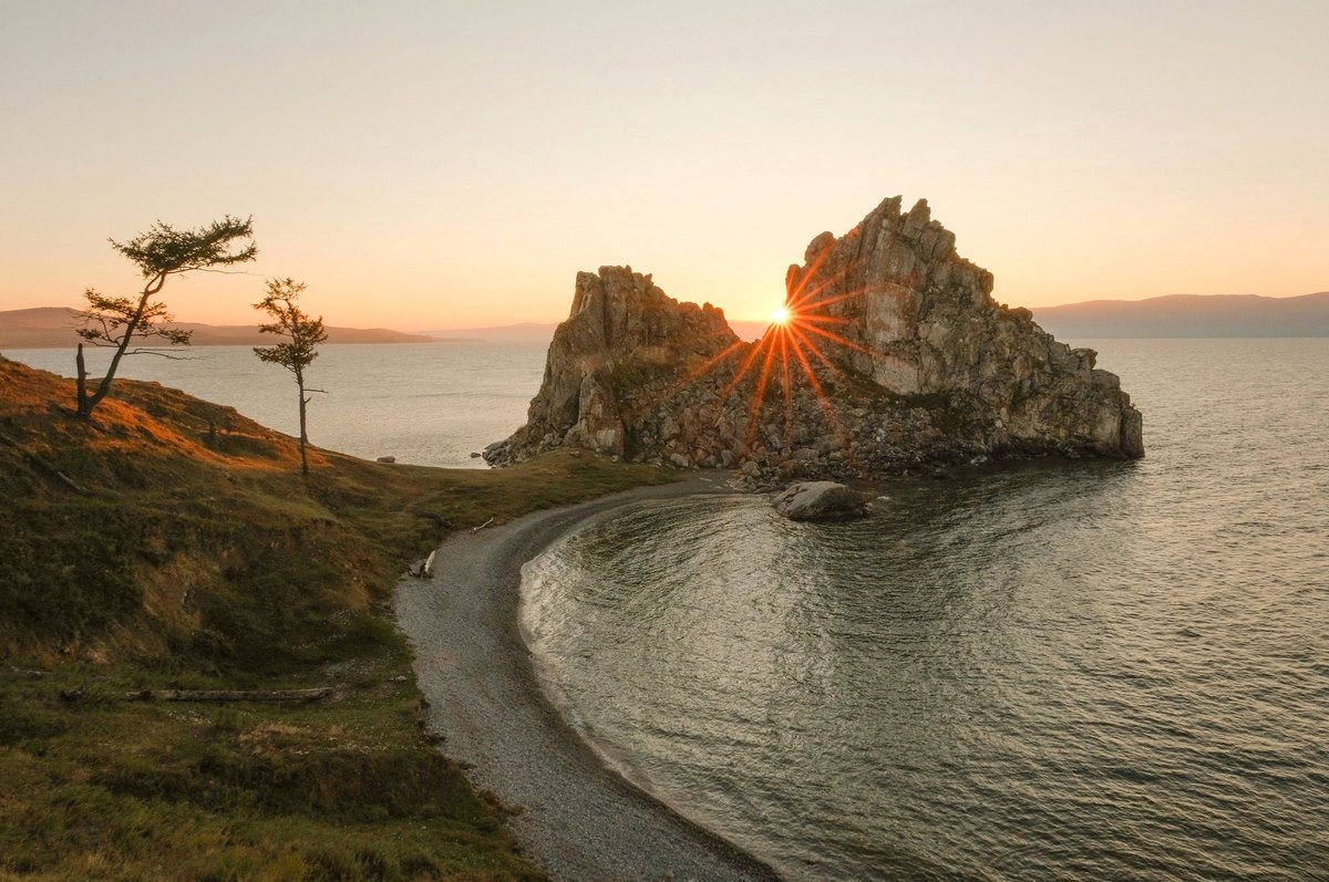 Скала Шаманка осенним вечером.