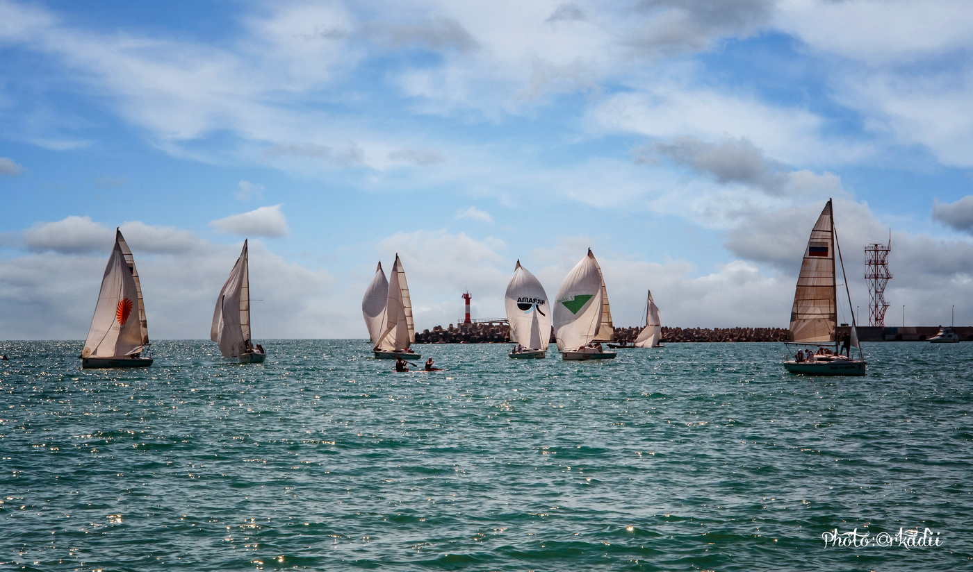 Под голубыми небесами...
