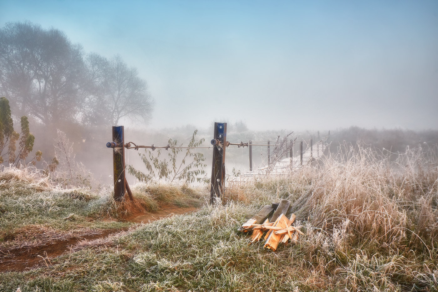 Пешеходный мостик в морозное утро