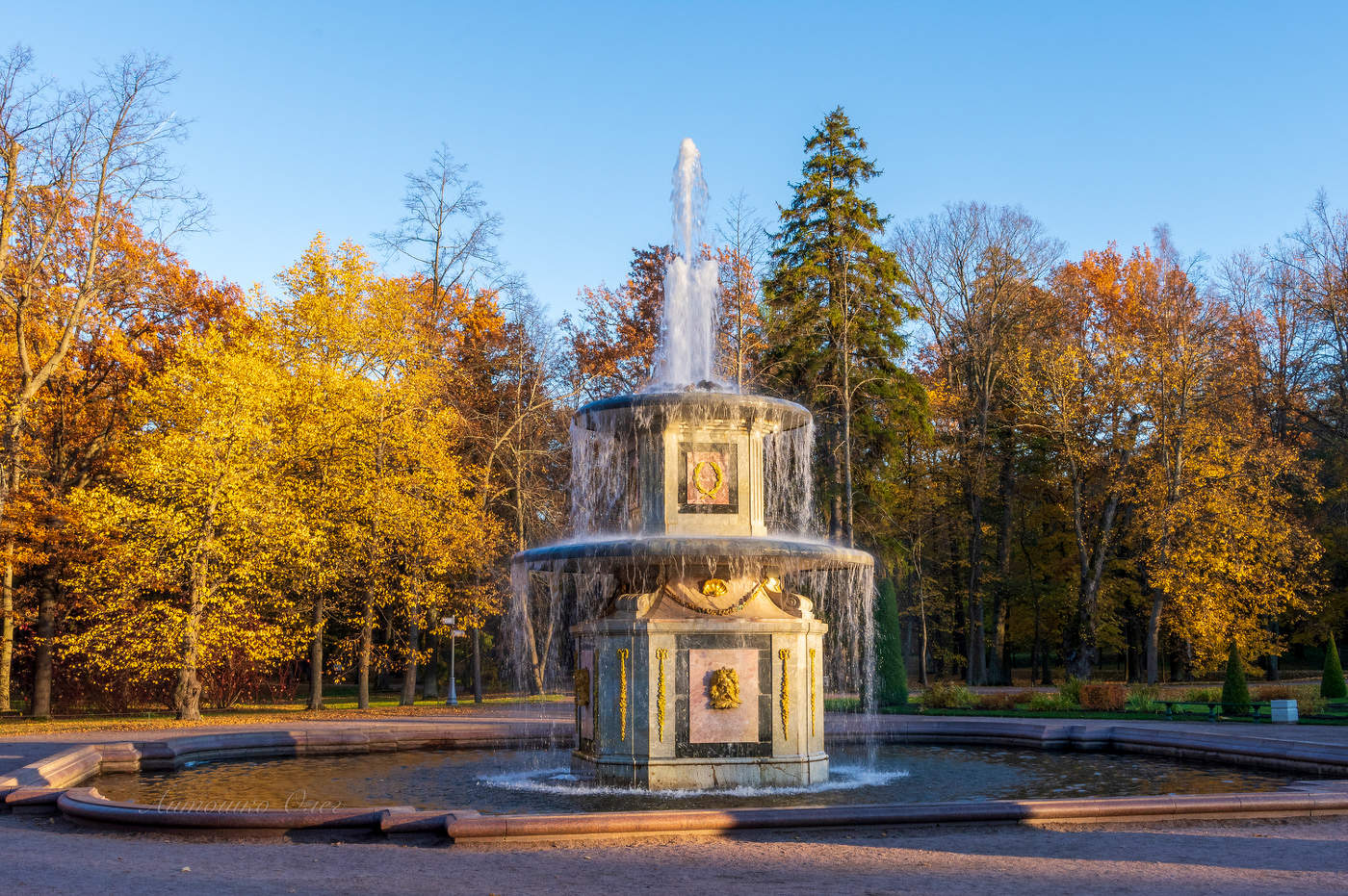 Осенний вечер в Нижнем парке Петергофа.