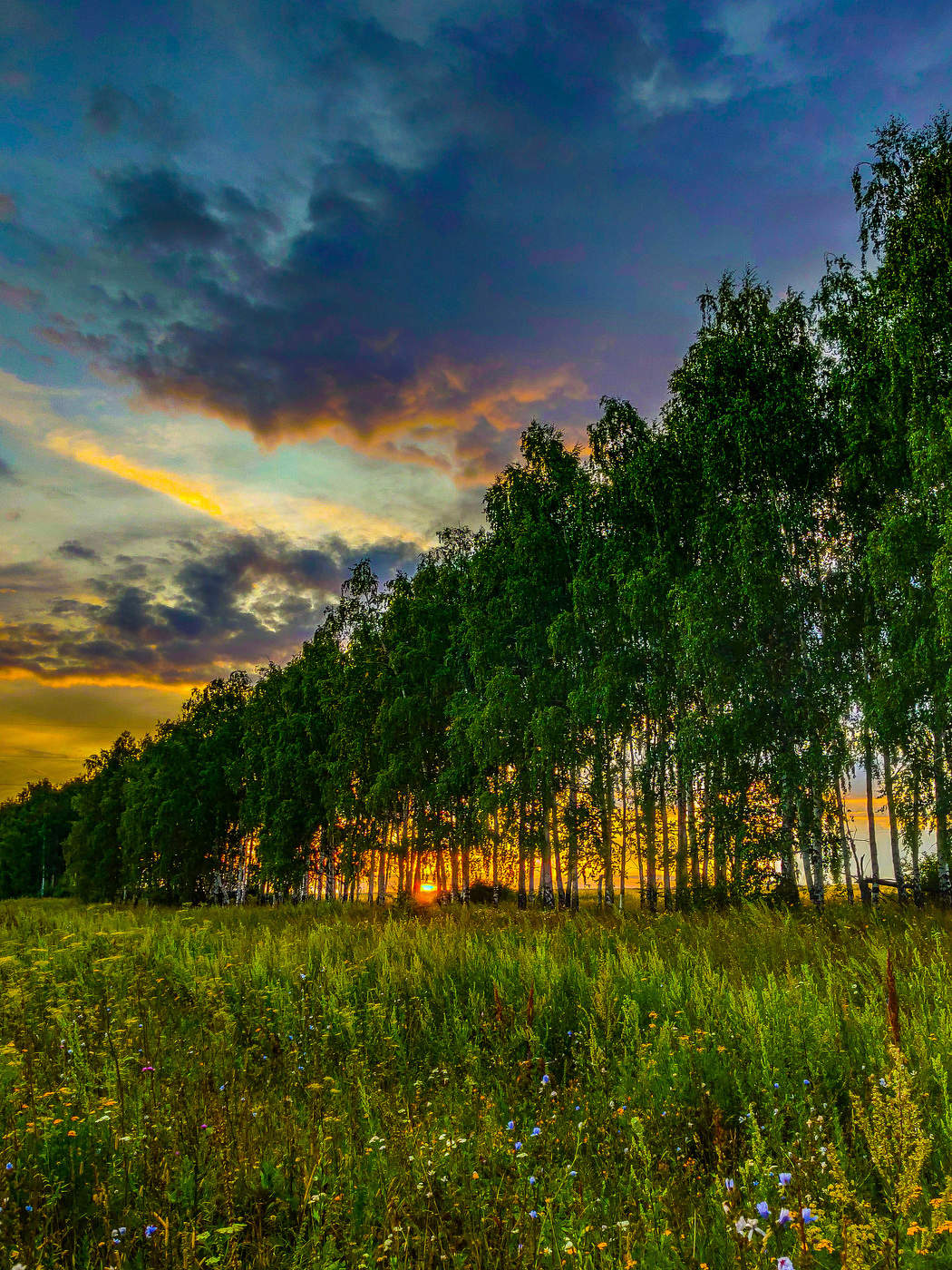 Закат знойного летнего дня