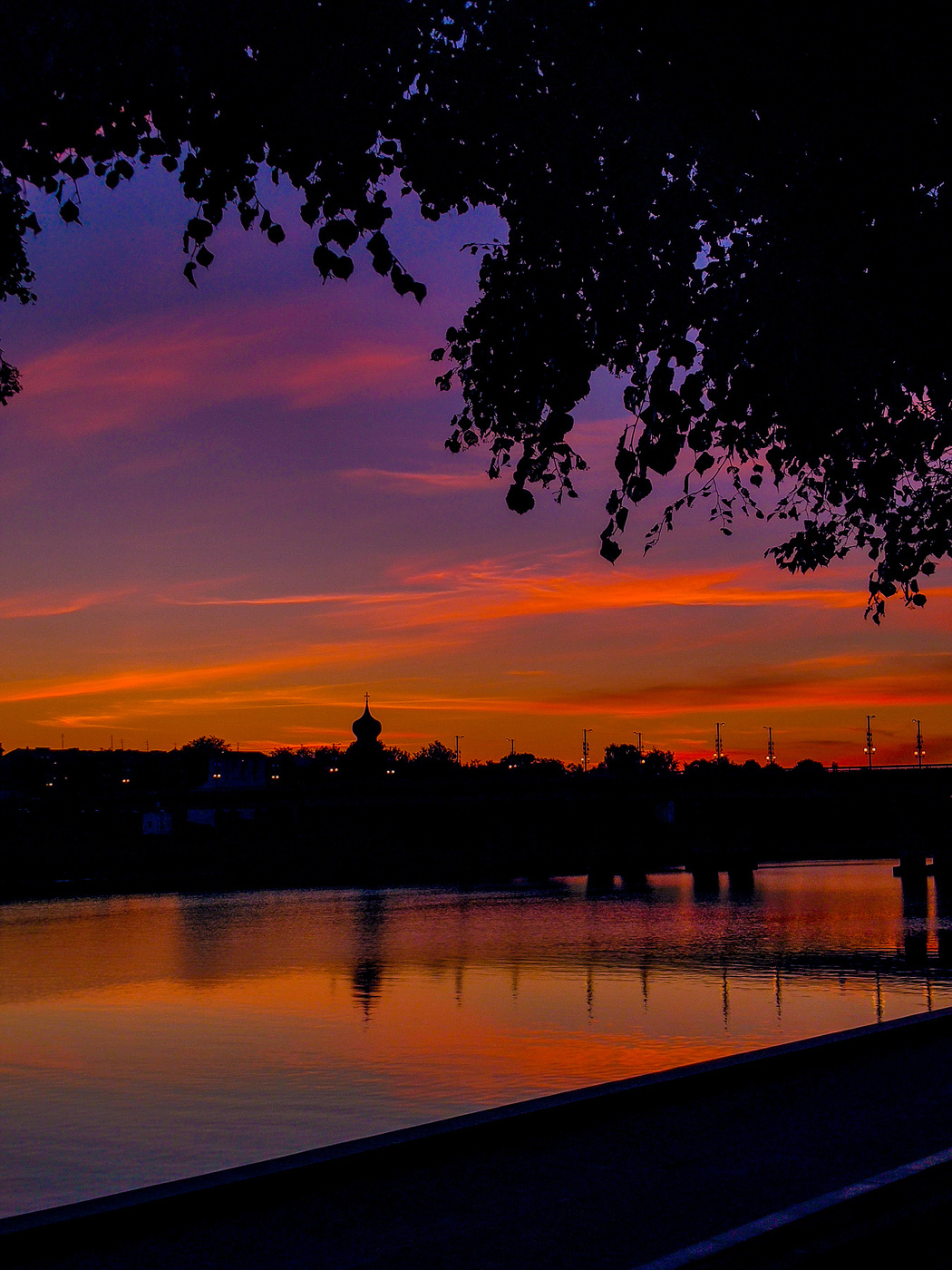 Над Псковом догорал закат