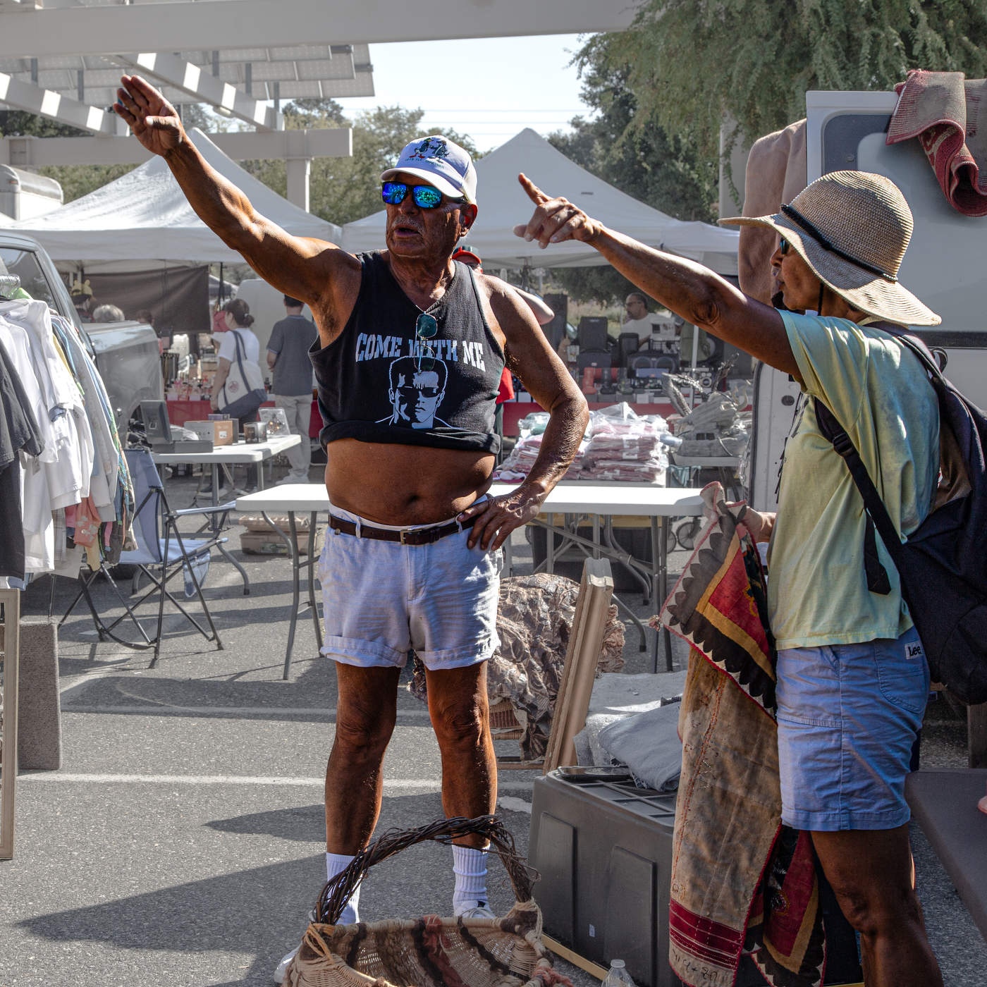 Идите туда!