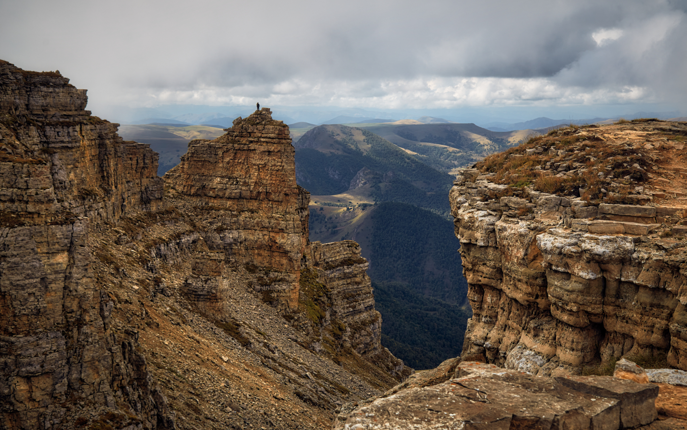 Кавказ подо мною...