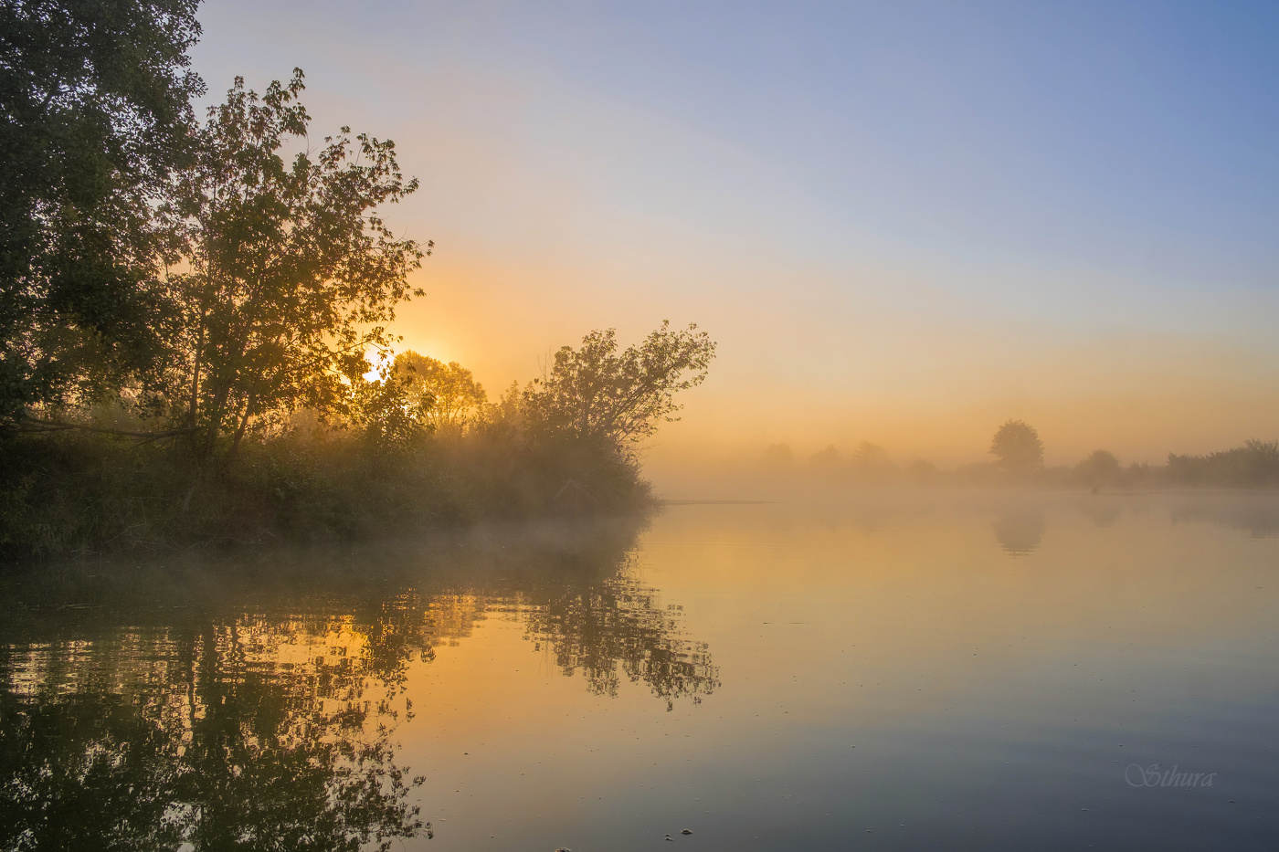 Рассвет на озере.