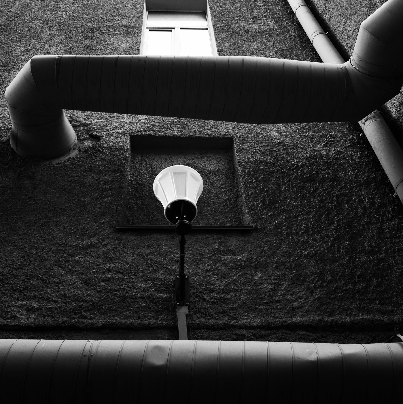 Фонарь под окном