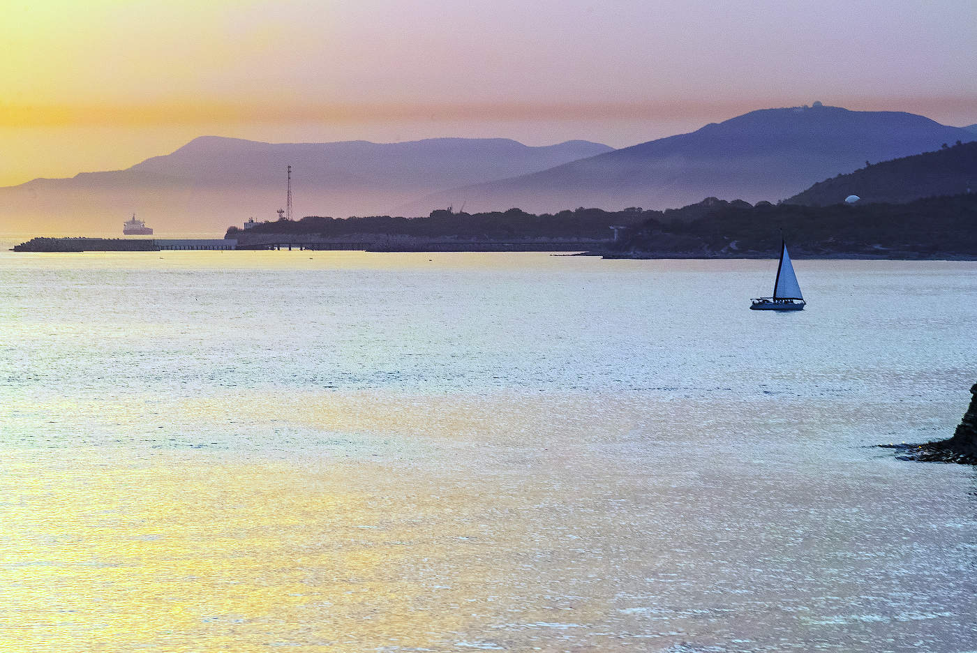 Белеет парус