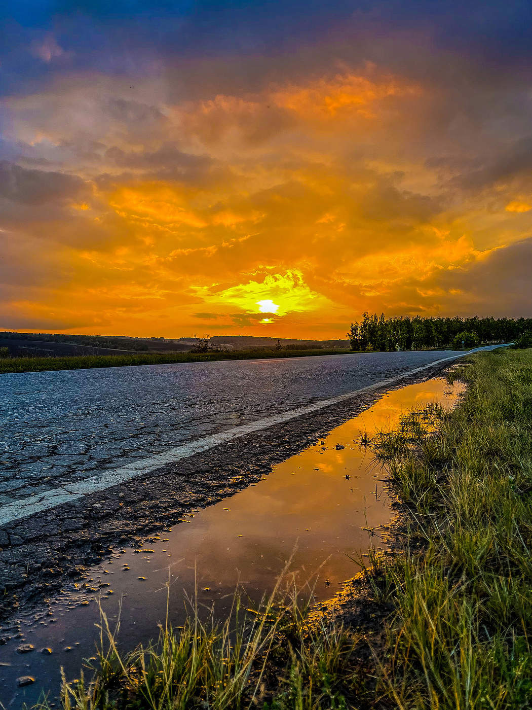 В конце дня полыхал закат