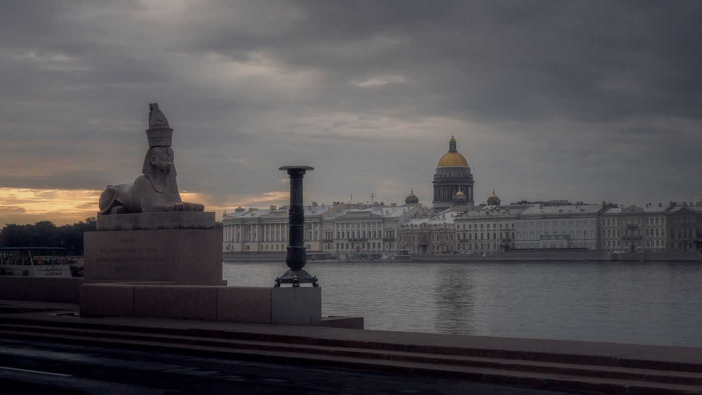 "Дремлет притихший северный город..."