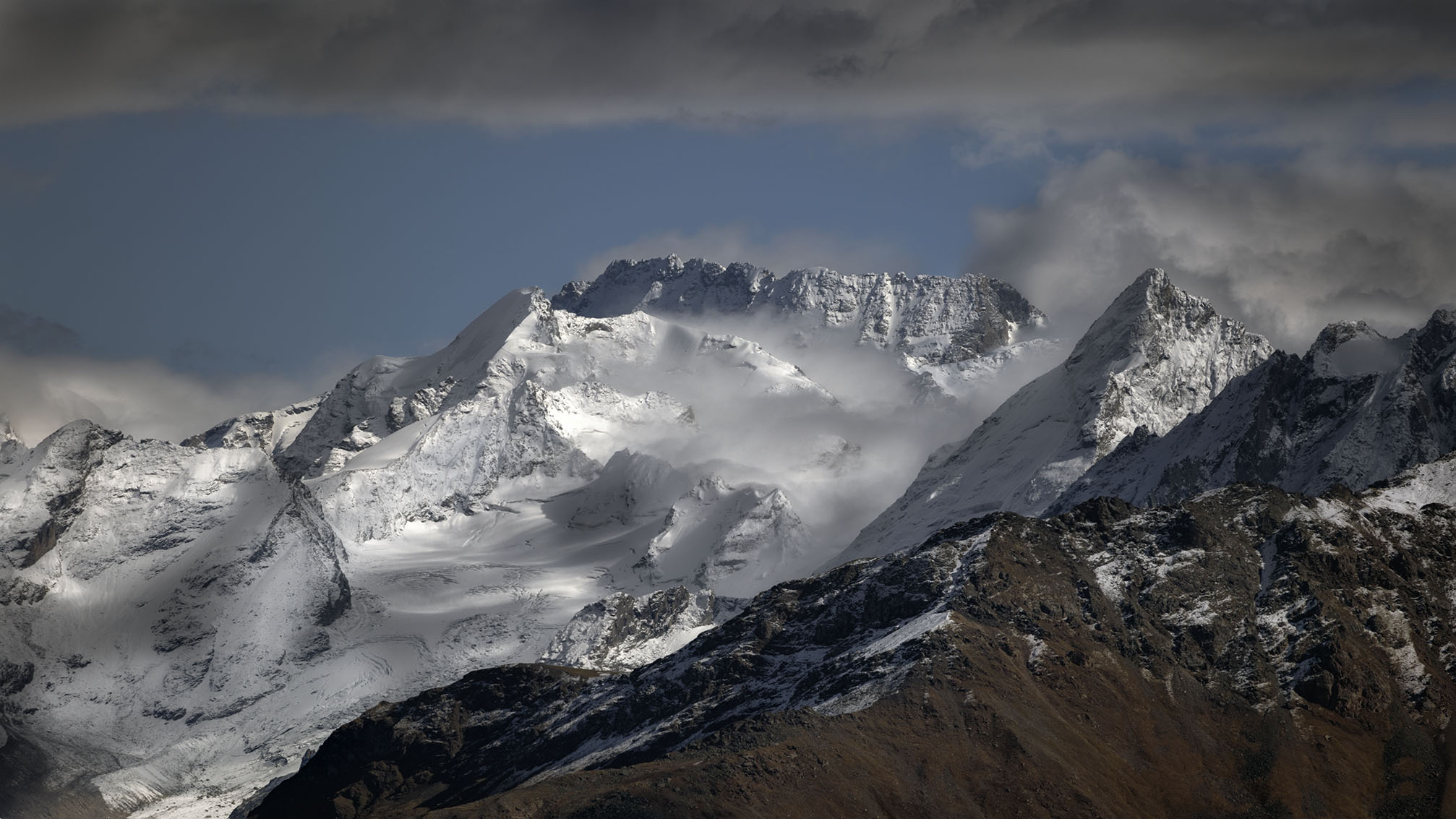 «Вы — застывшие волны От времён Мирозданья»