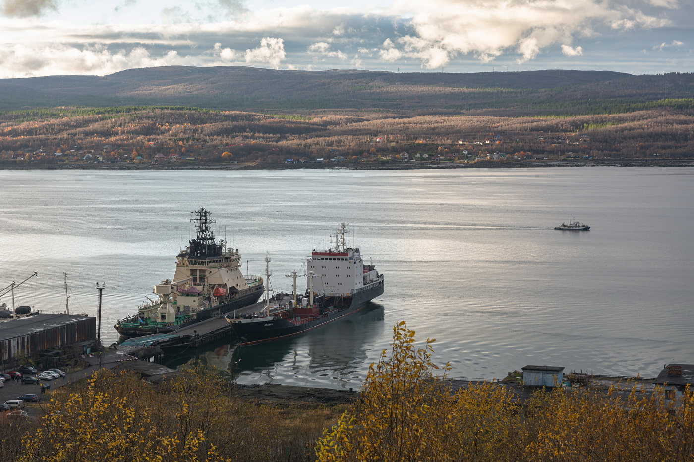 Пошумев моторами, Выпустив дымок, Через акваторию Мчится катерок.